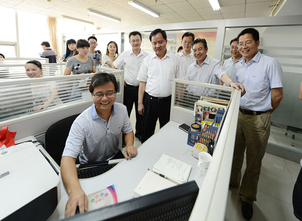省委常委、常務(wù)副省長陳肇雄一行到訪高新區(qū)大學(xué)生創(chuàng)業(yè)園.jpg